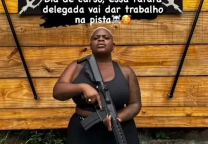 Imagem ilustrativa da imagem Jojo Todynho aparece armada com fuzil e web reage: “É fetiche?”
