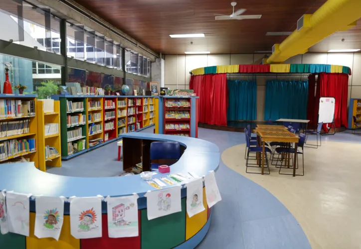 Biblioteca tem um espaço dedicado à crianças, com contação de histórias
