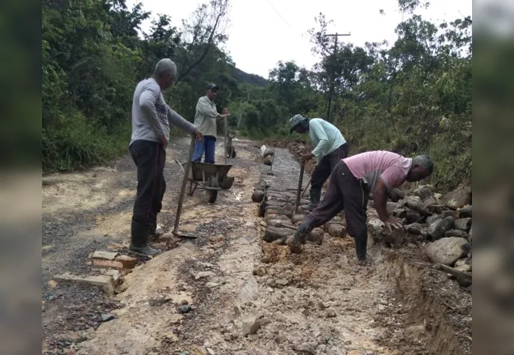 Moradores usaram pedras, brita, cimento e areia para o calçamento