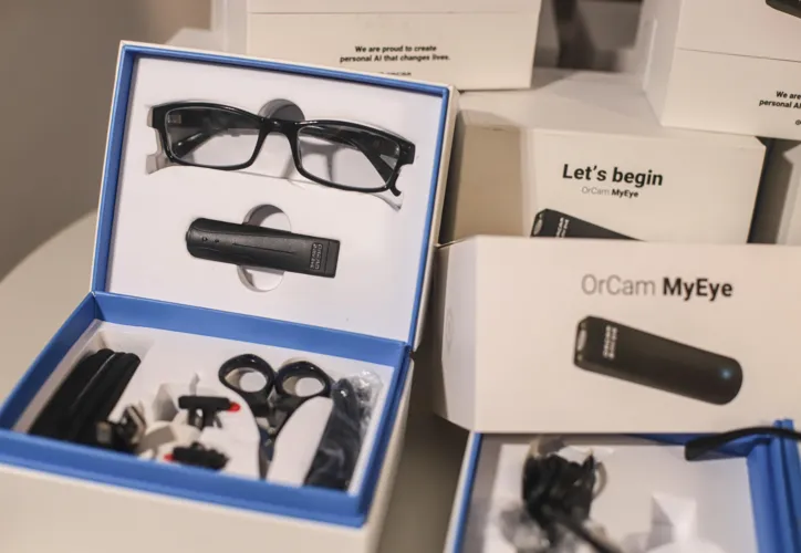 OrCam MyEye é um equipamento de visão artificial com uma câmera inteligente de leitura instantânea de textos