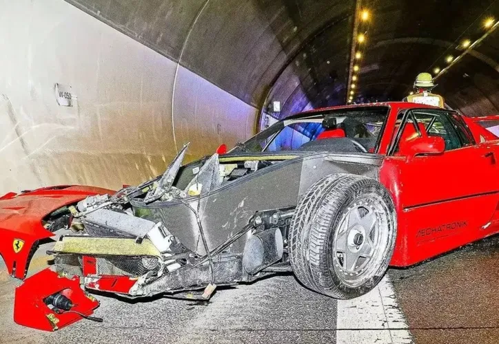 Imagem ilustrativa da imagem Vendedor de concessionária pega Ferrari para dar volta e destrói carro