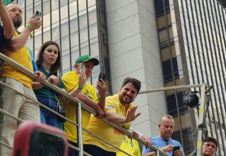Imagem ilustrativa da imagem Vídeo: Marcos do Val é barrado de subir no trio de Bolsonaro