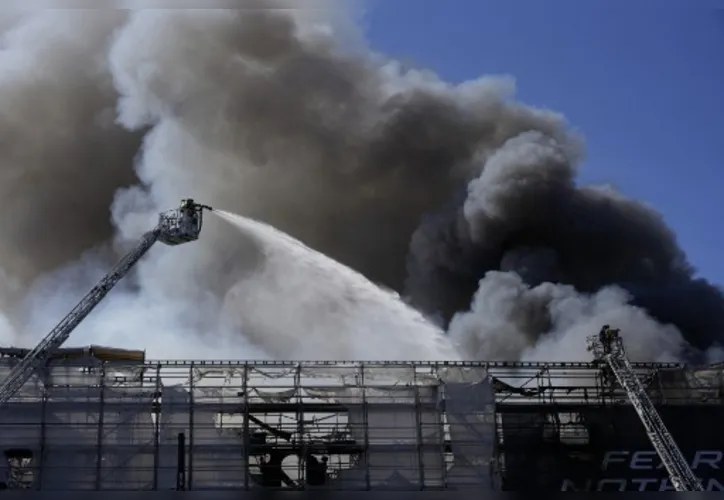 Imagem ilustrativa da imagem Vídeo: incêndio atinge prédio de 400 anos em Copenhague