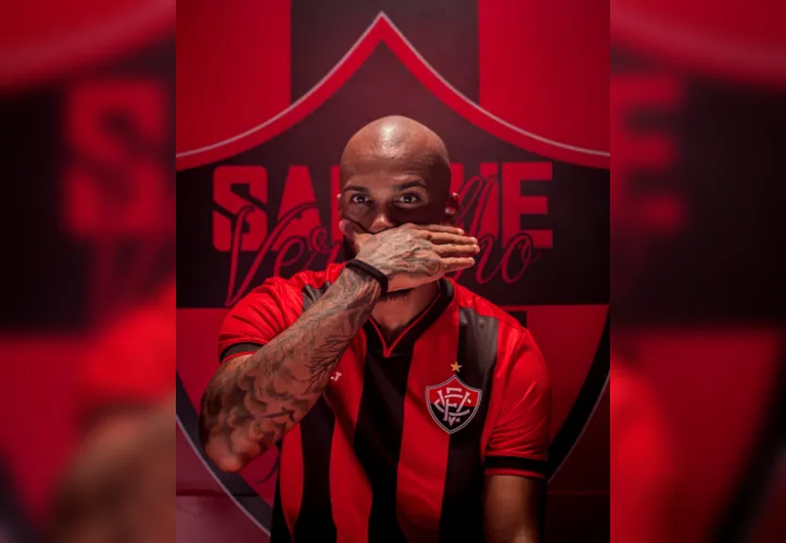 PK posa com nova camisa titular do Vitória