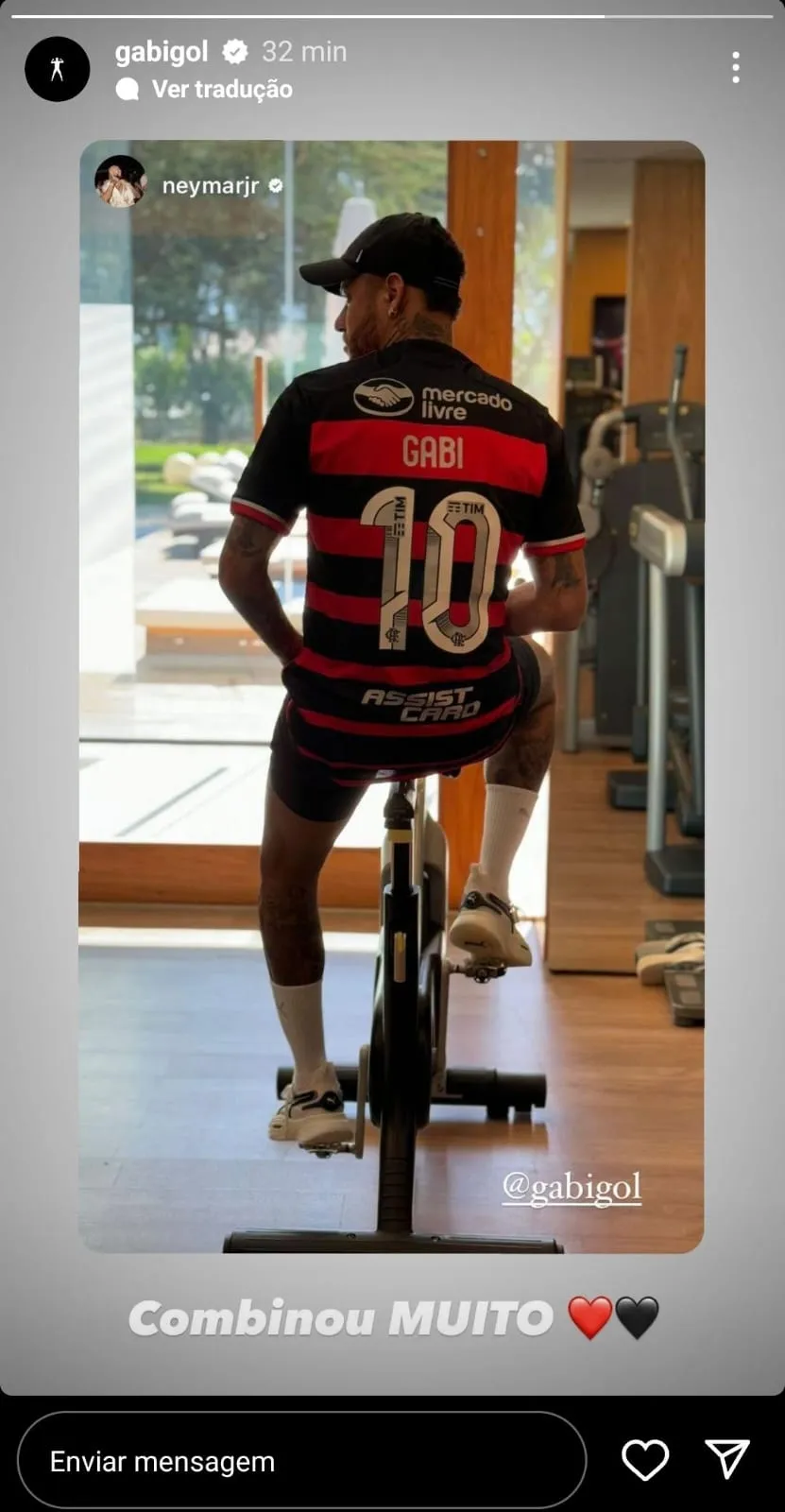 Imagem ilustrativa da imagem Neymar aparece com camisa de Gabigol e camisa 99 responde: "combinou muito"