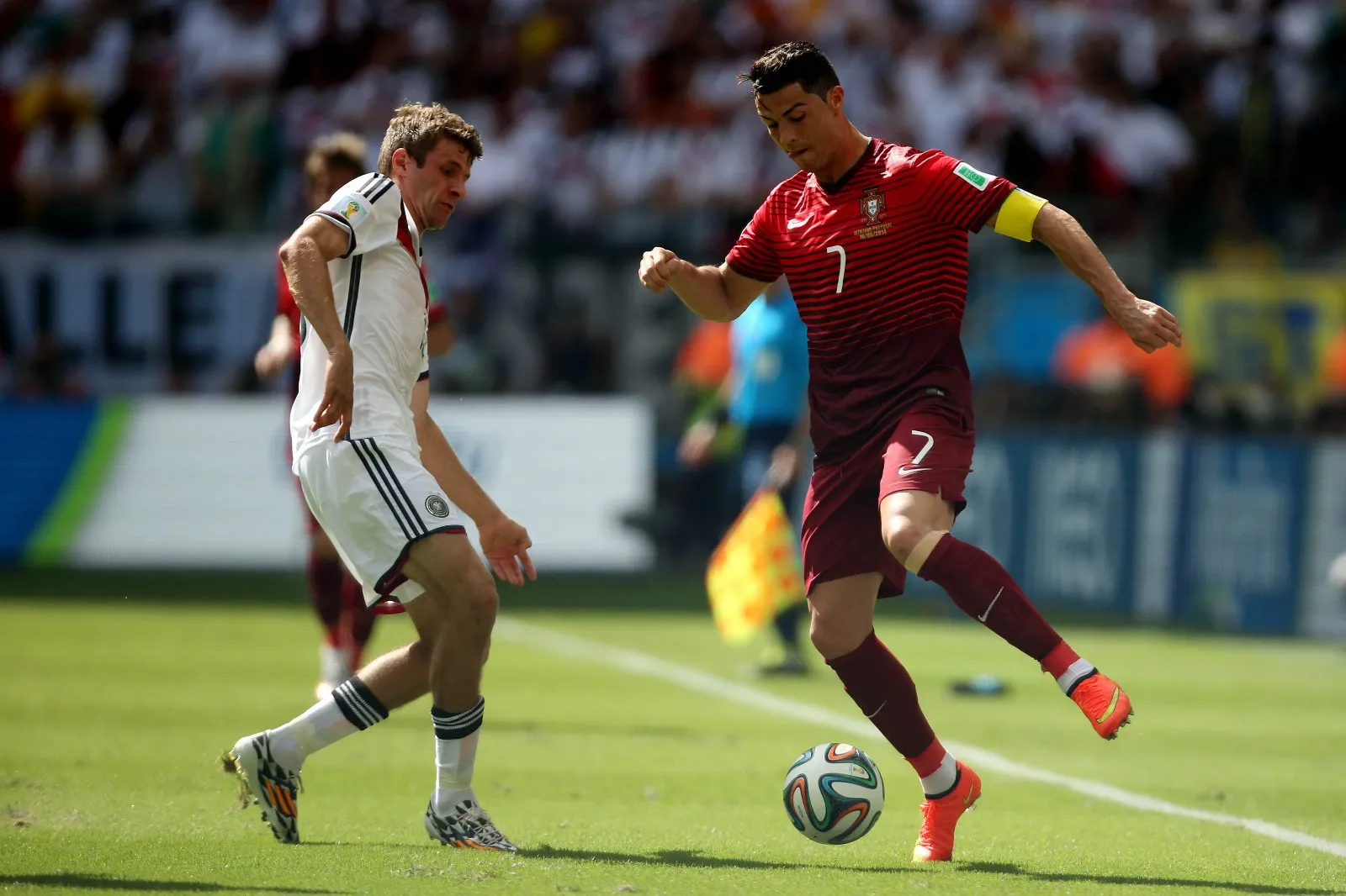 Muller (à esq.) e Cristiano Ronaldo durante a partida entre Alemanha e Portugal, na Copa do Mundo de 2014