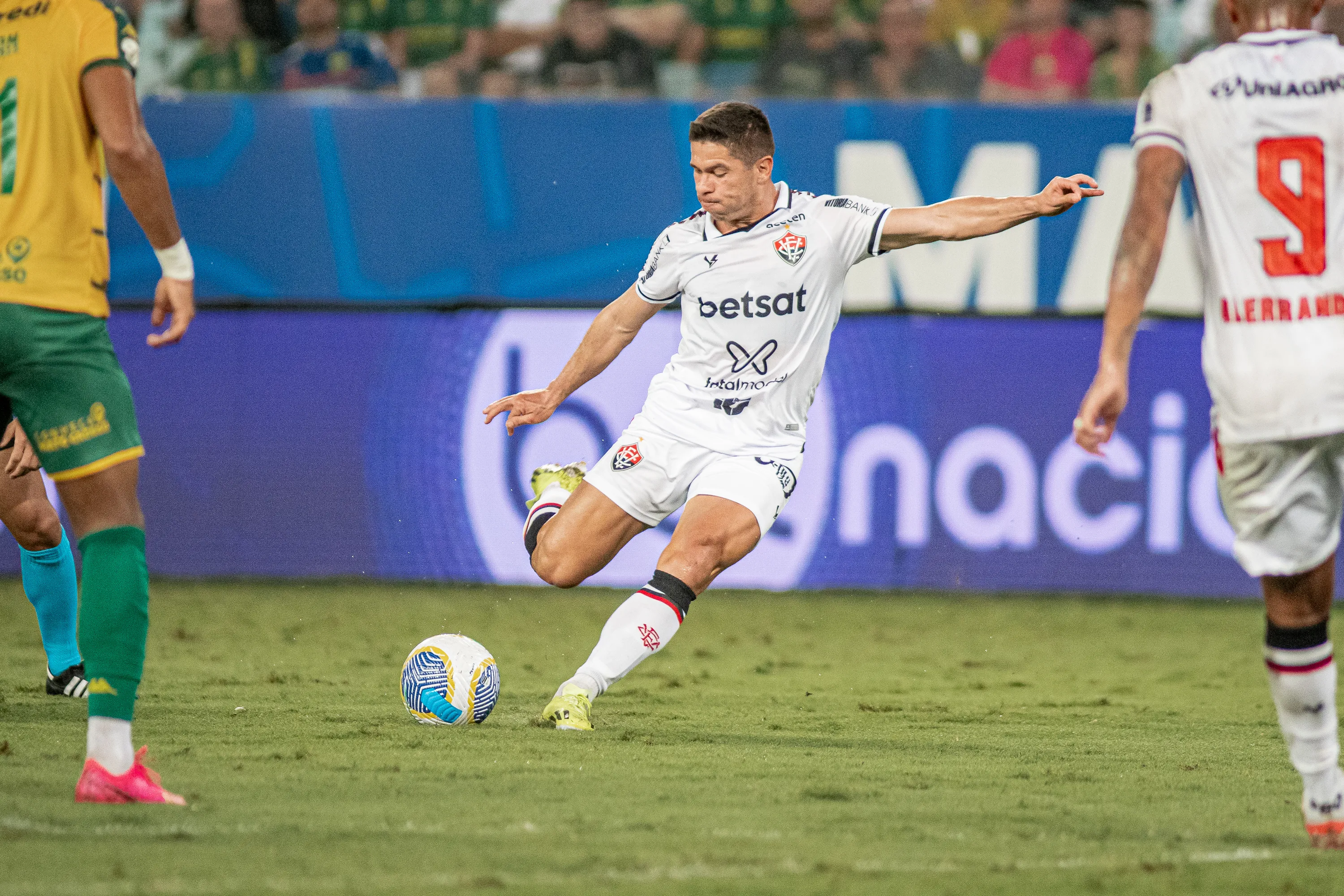 Osvaldo tenta finalização contra o Cuiabá - Foto: Victor Ferreira | EC Vitória