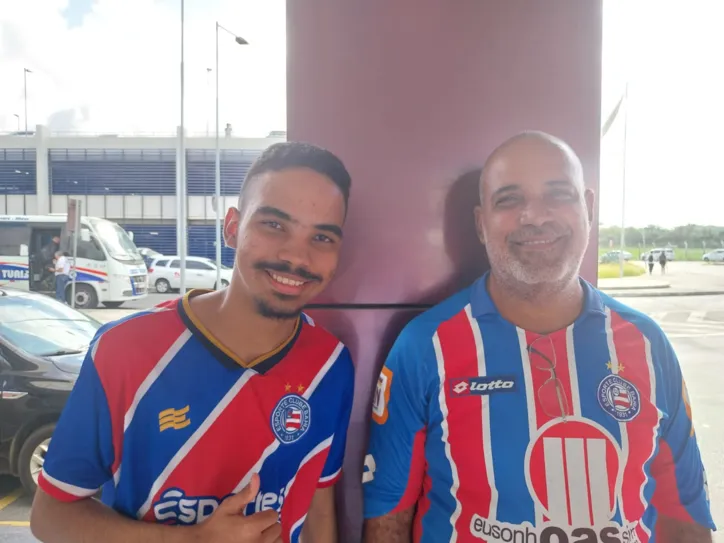 Imagem ilustrativa da imagem AeroLucho: tricolores fazem festa no aeroporto para receber joia uruguaia