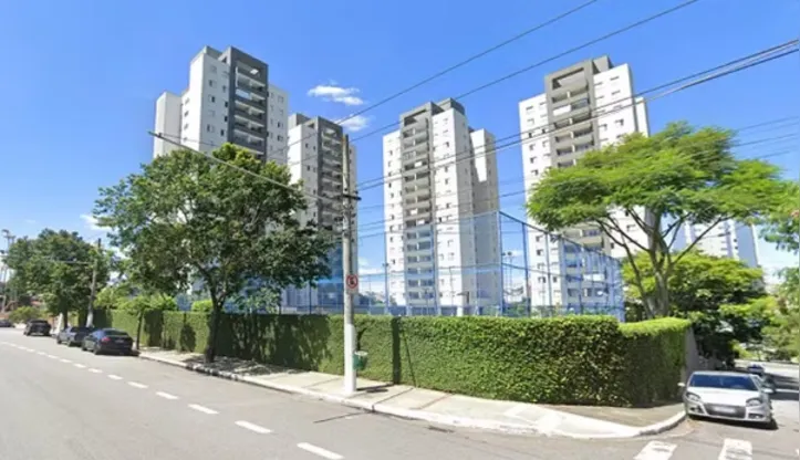 A unidade tem três quartos, sendo uma suíte, dois banheiros, sala, cozinha, área e varandão.