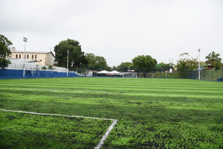 O piso, que era de barro, recebeu gramado sintético e outros serviços que vão melhorar as condições para a prática esportiva na localidade