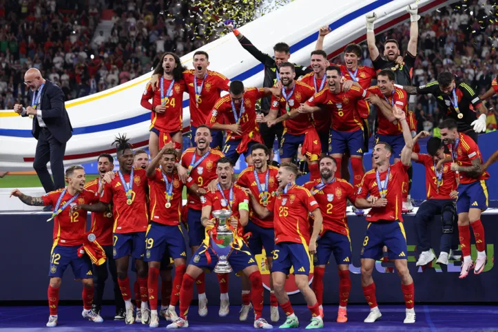 Espanha levantando a taça da Euro