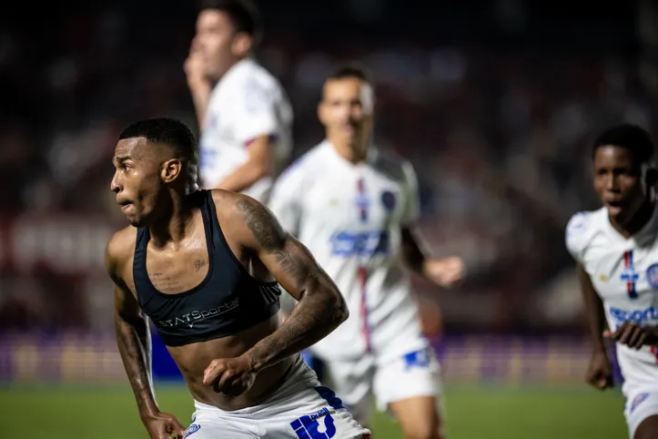 Jean Lucas comemorando gol do empate contra o Atlético-GO