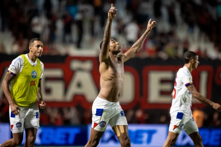 Jean Lucas tirou a camisa ao comemorar gol de empate do Bahia