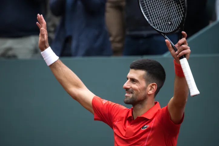 Novak Djokovic comemora vitória no ATP 250 de Genebra