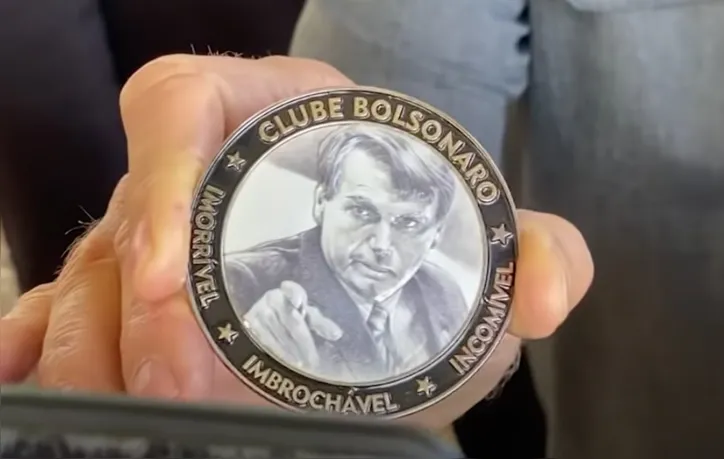 Imagem ilustrativa da imagem Bolsonaro entrega medalha de "imbrochável" a deputado; confira