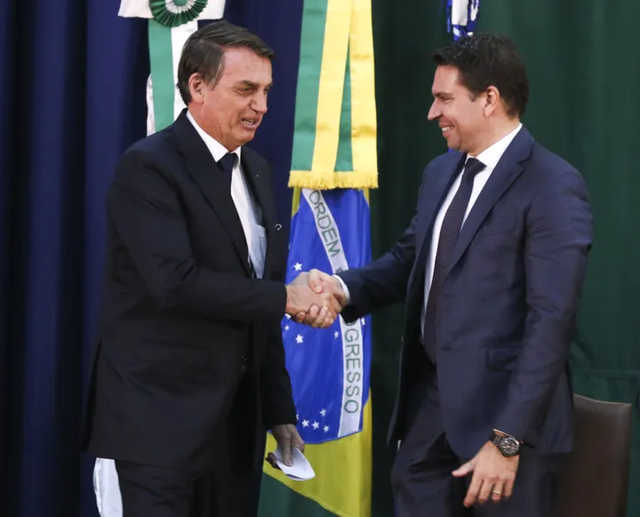 Bolsonaro cumprimenta Ramagem durante posse do cargo de diretor-geral da Agência Brasileira de Inteligência (Abin)