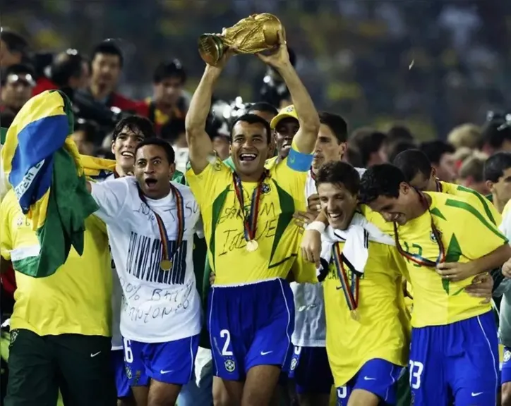 Cafu levantando taça de 2002