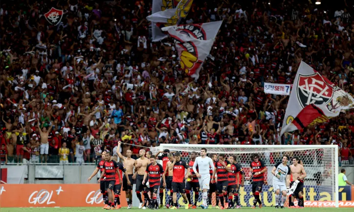 Elenco do Vitória comemorando triunfo sobre o Bahia no Brasileiro de 2014