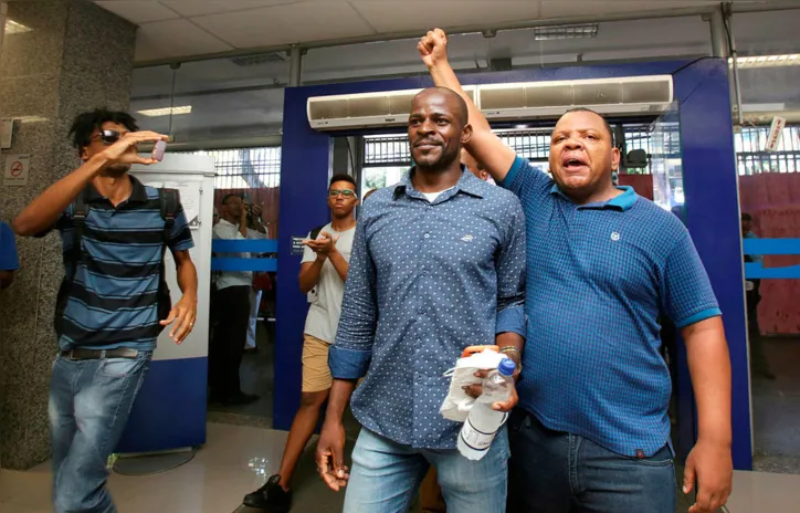 População se uniu a Crispim em protesto na agência bancária