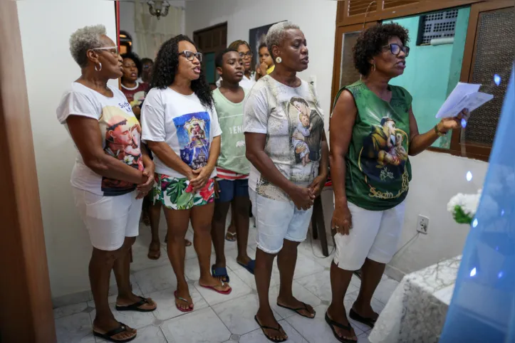 Família de 10 irmãs faz trezena há mais de 3 décadas em Salvador