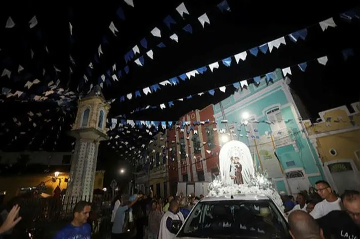 Carro com Santo Antônio