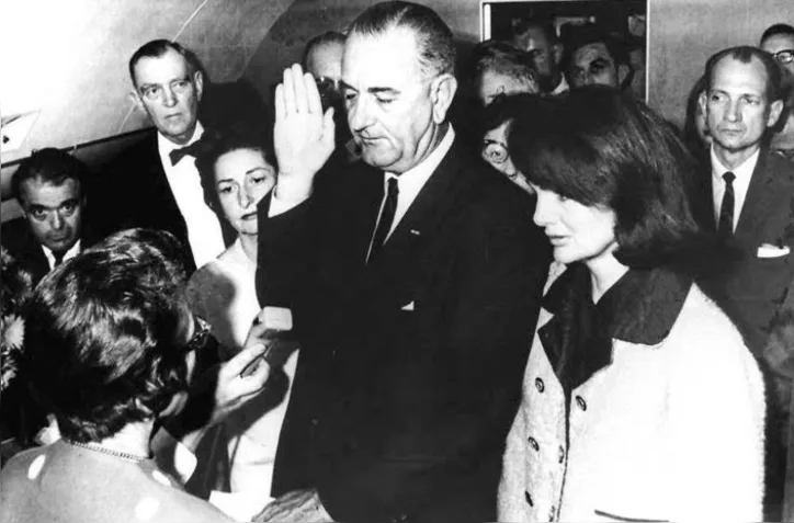 O então vice-presidente dos EUA, Lyndon Johnson, presta o juramento que o oficializou presidente após o assassinato de John F. Kennedy em novembro de 1963