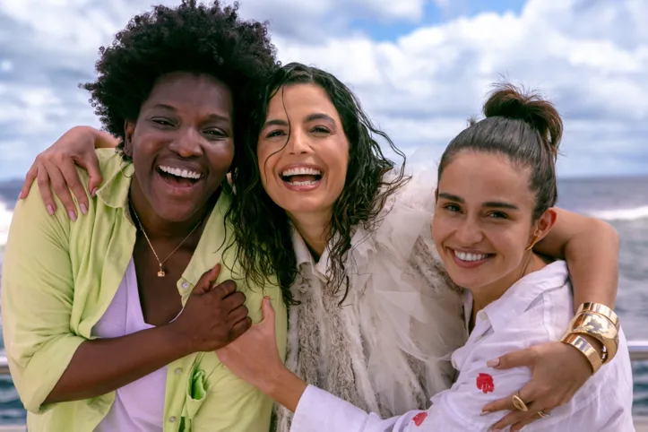 Emanuelle Araújo e as diretoras Nanda Costa e Magali Moraes