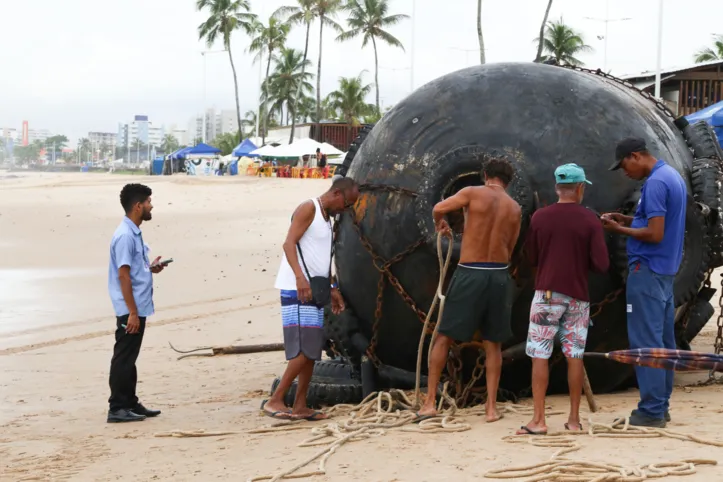 Imagem ilustrativa da imagem Estrutura esquisita aparece na praia de Itapuã e assusta banhistas