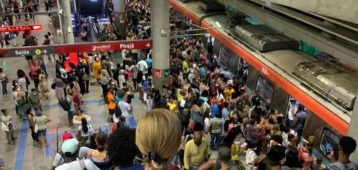 Metrô fica lotado quando ocorre lentidão