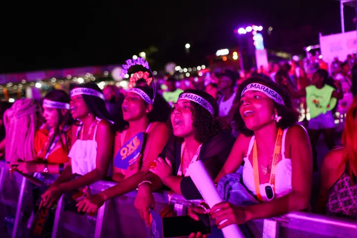 Enquanto sertanejas não entram, fãs curtem os primeiros shows