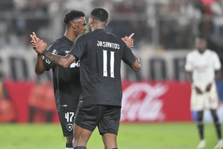 Jeffinho (à esq.) comemora gol sobre o Universitario ao lado de Junior Santos