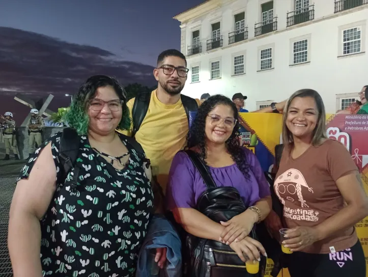 Mirelle e amigos se reuniram para curtir a festa