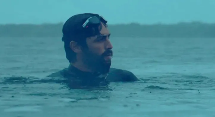 Gabriel Leone em cena do filme 'Barba ensopada de sangue”