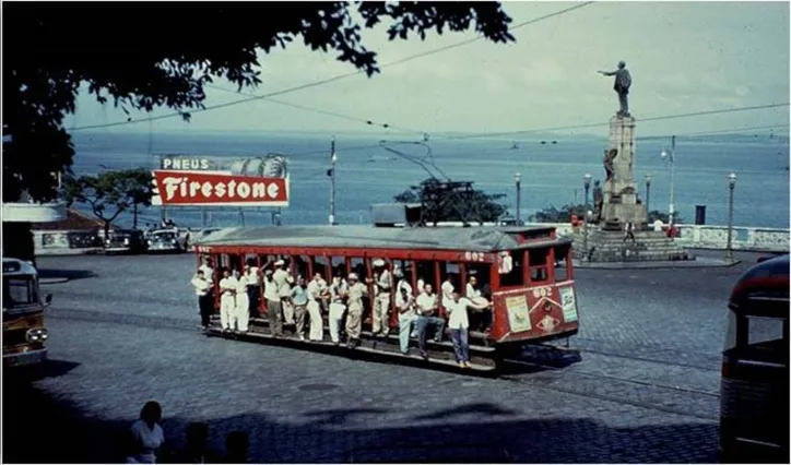 Bonde atravessando a Praça Castro Alves, no Centro Histórico de Salvador, nos anos 1950