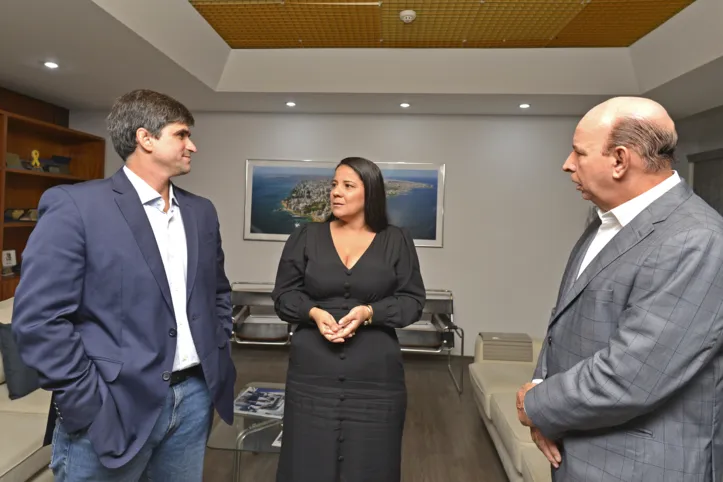 POLITICA
Visita de Rowenna Brito , secretária da Educação do Estado da Bahia.
Na Foto: João Mello Leitão,  presidente do Grupo A Tarde com a secretária da Educação do Estado da Bahia,  Rowenna Brito e Luciano Neves,  diretor de Relações Institucionais do Grupo A Tarde.
Foto: Shirley Stolze/ Ag A TARDE 
Data: 24/07/2024