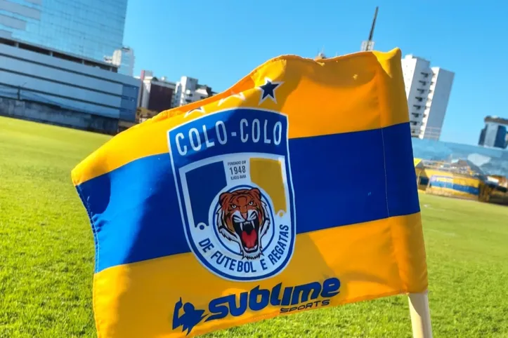 Bandeirinha de escanteio do Estádio Mário Pessoa personalizada do Colo-Colo