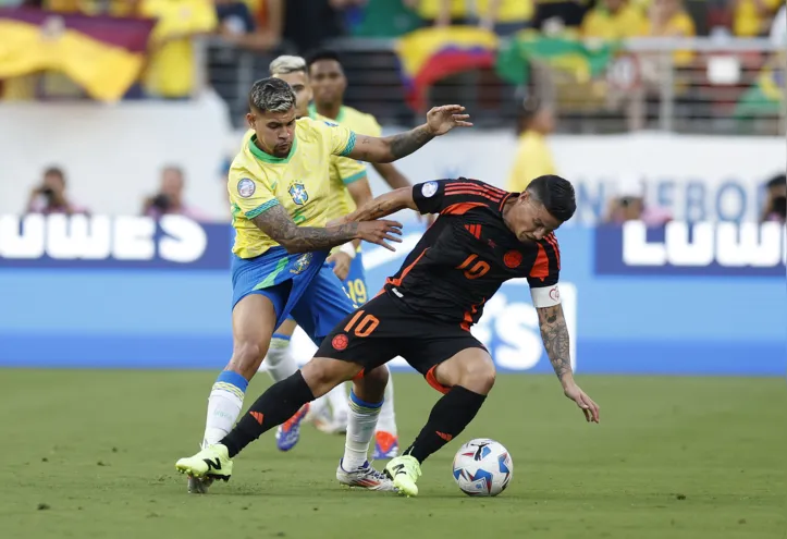 Bruno Guimarães em jogada com o colombiano James Rodriguez