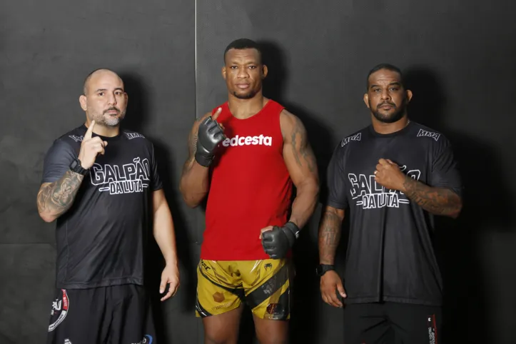 Mestre Yuri Moura, Malhadinho e mestre Herrick Kong, na academia Galpão da Luta