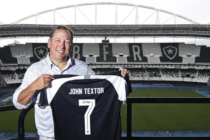 John Textor com a camisa do Botafogo