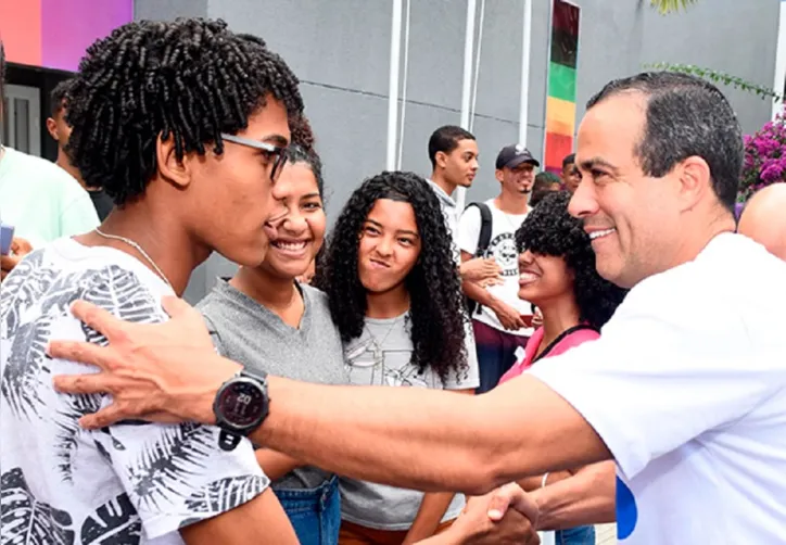 Prefeito de Salvador Bruno Reis e jovens do programa Geração SSA