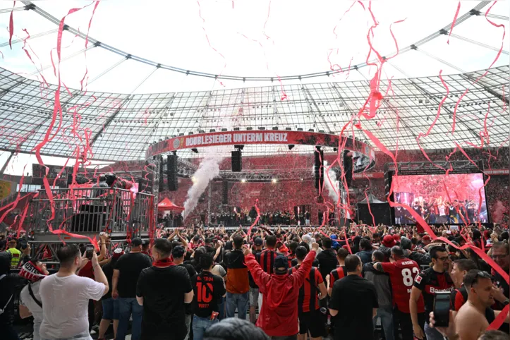 Imagem ilustrativa da imagem Leverkusen é recebido com festa após títulos da Copa e da Liga