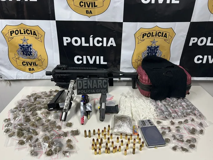 Foram apreendidas também Mais de 200 porções de maconha, 200 pinos de cocaína, duas pistolas 9 mm