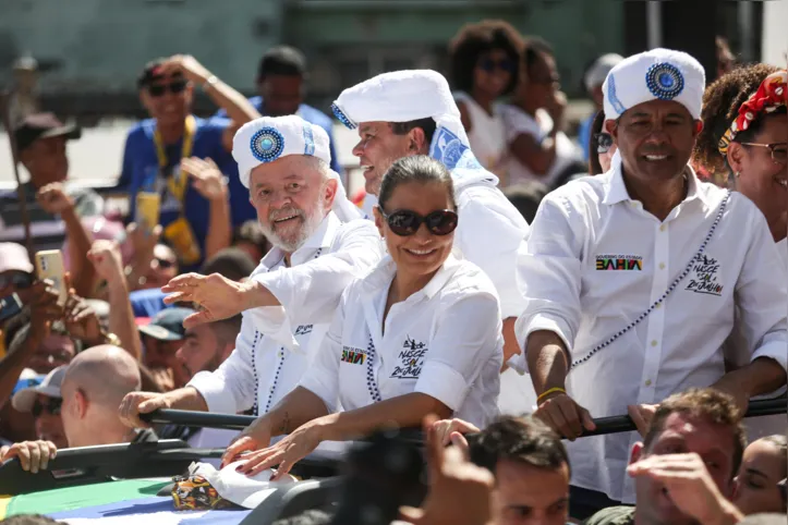 Lula desfila ao lado do governador Jerônimo, da primeira-dama Janja e de Geraldo Jr., seu candidato em Salvador