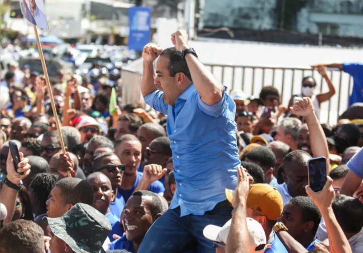 Bruno Reis em meio aos seus partidários