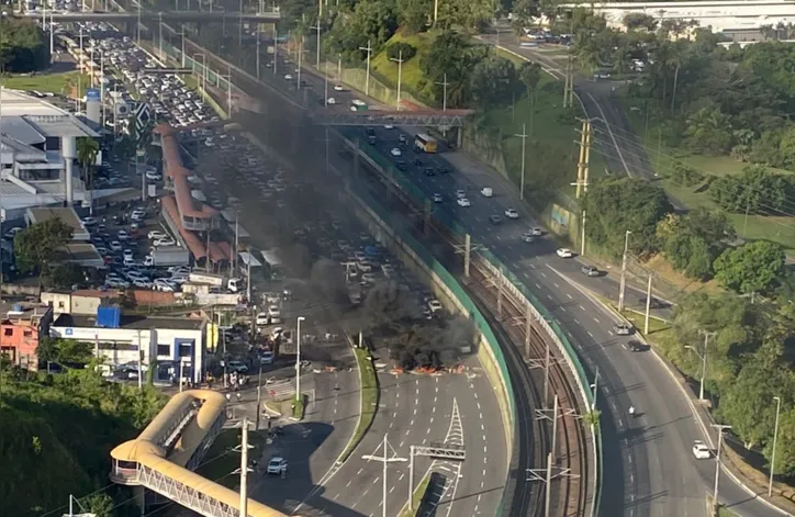 Imagem ilustrativa da imagem Protesto queima objetos e fecha trânsito após morte da menina Aysha