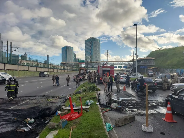 Imagem ilustrativa da imagem Protesto queima objetos e fecha trânsito após morte da menina Aysha