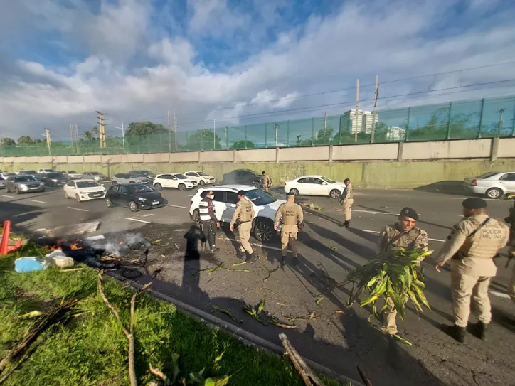 Imagem ilustrativa da imagem Protesto queima objetos e fecha trânsito após morte da menina Aysha