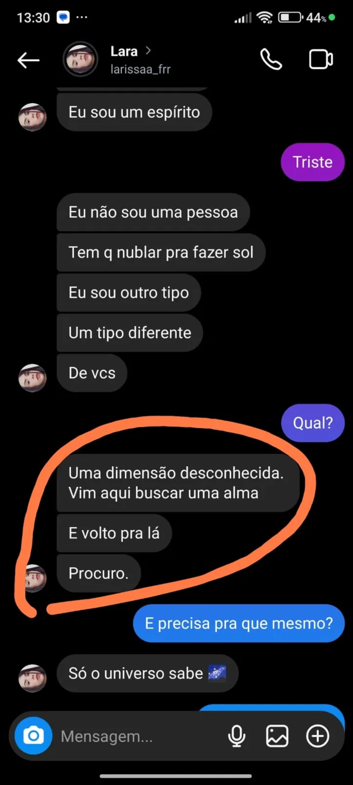 Em um print de uma conversa, ela diz que não é uma pessoa, que vem de uma dimensão desconhecida para "buscar uma alma"