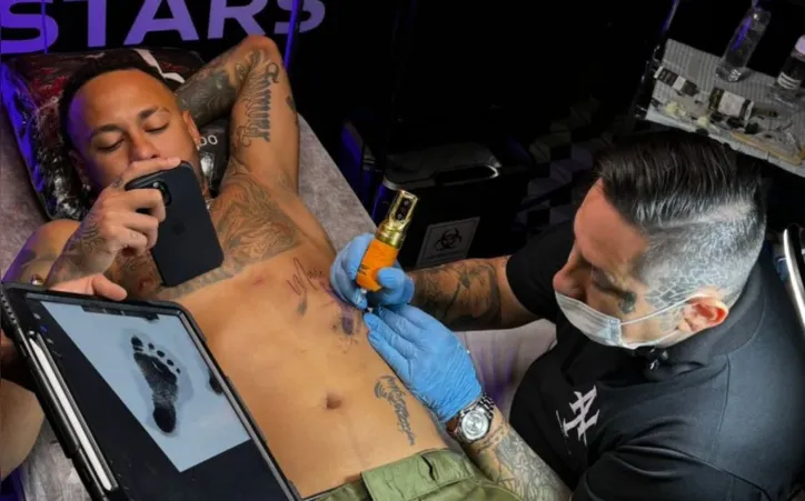 Neymar tatuou pé de Mavie na costela