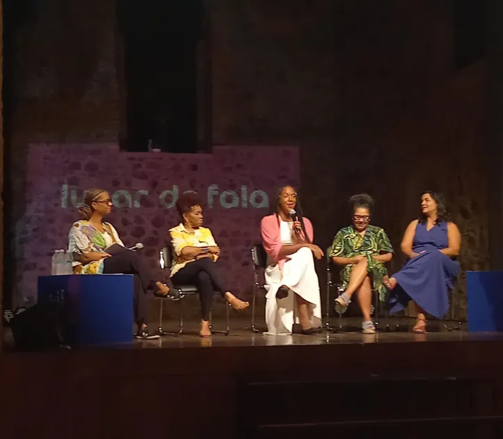 Evento contou com a presença da cantora Nara Gil, a educadora social e militante LGBTQIAPN+ Paulett Furacão, a jornalista e apresentadora Wanda Chase e a professora e pesquisadora Daniele Canedo. A mediação foi Thaiane Machado, ma das fundadoras e criadoras da Escola de Pensar